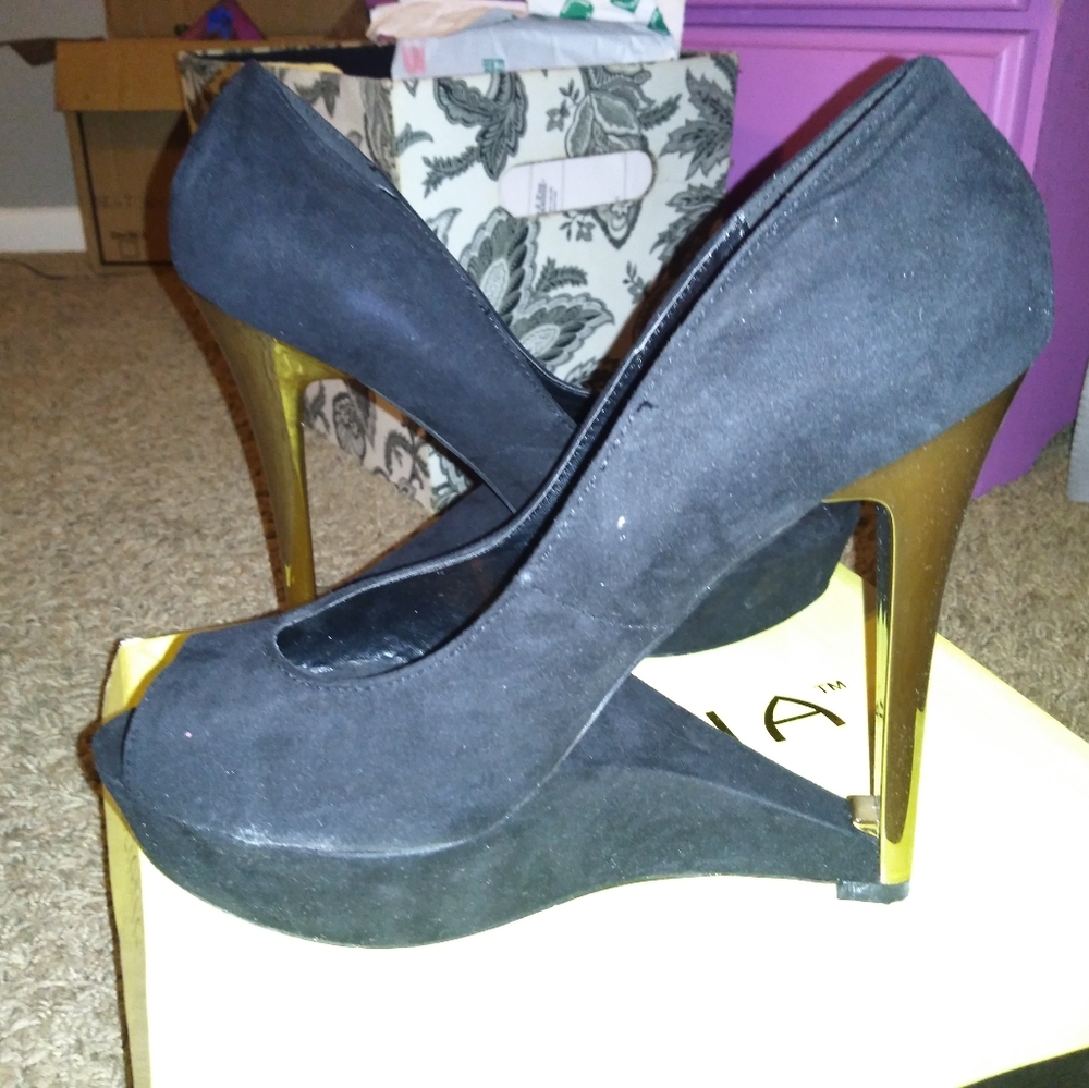 Shoes - Picture 7 of 8